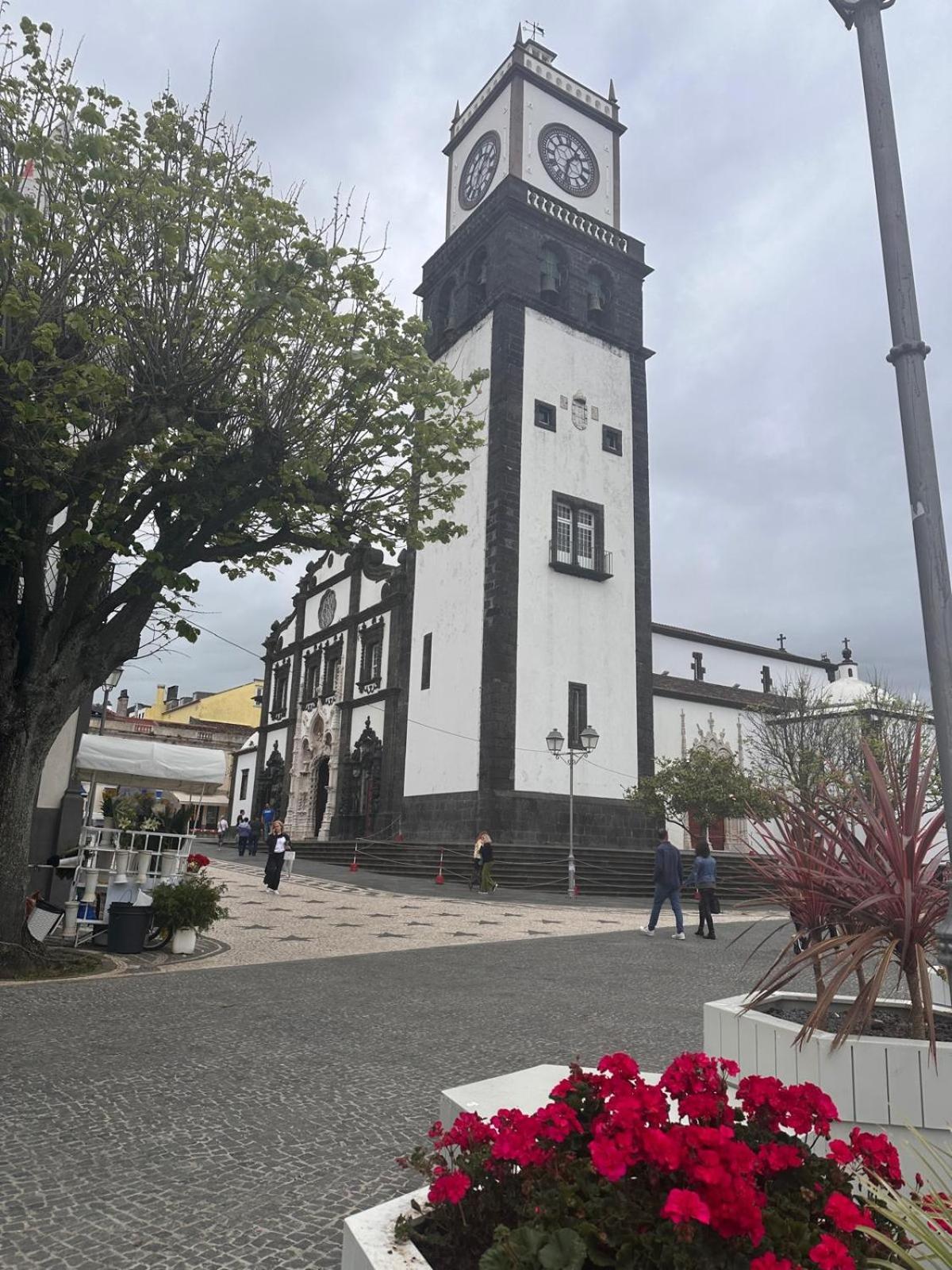 Azor International Hostel Ponta Delgada Buitenkant foto
